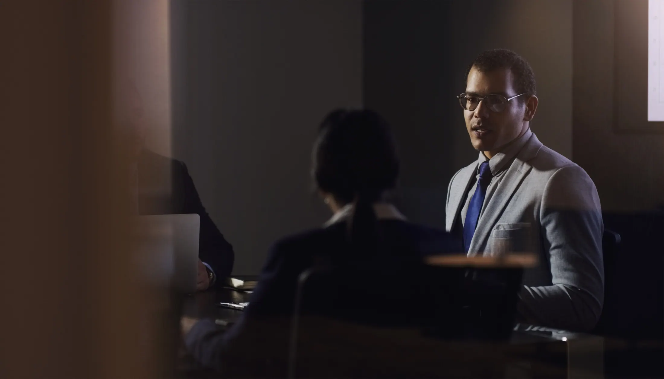 Profissional conduzindo uma reunião em uma sala de conferências