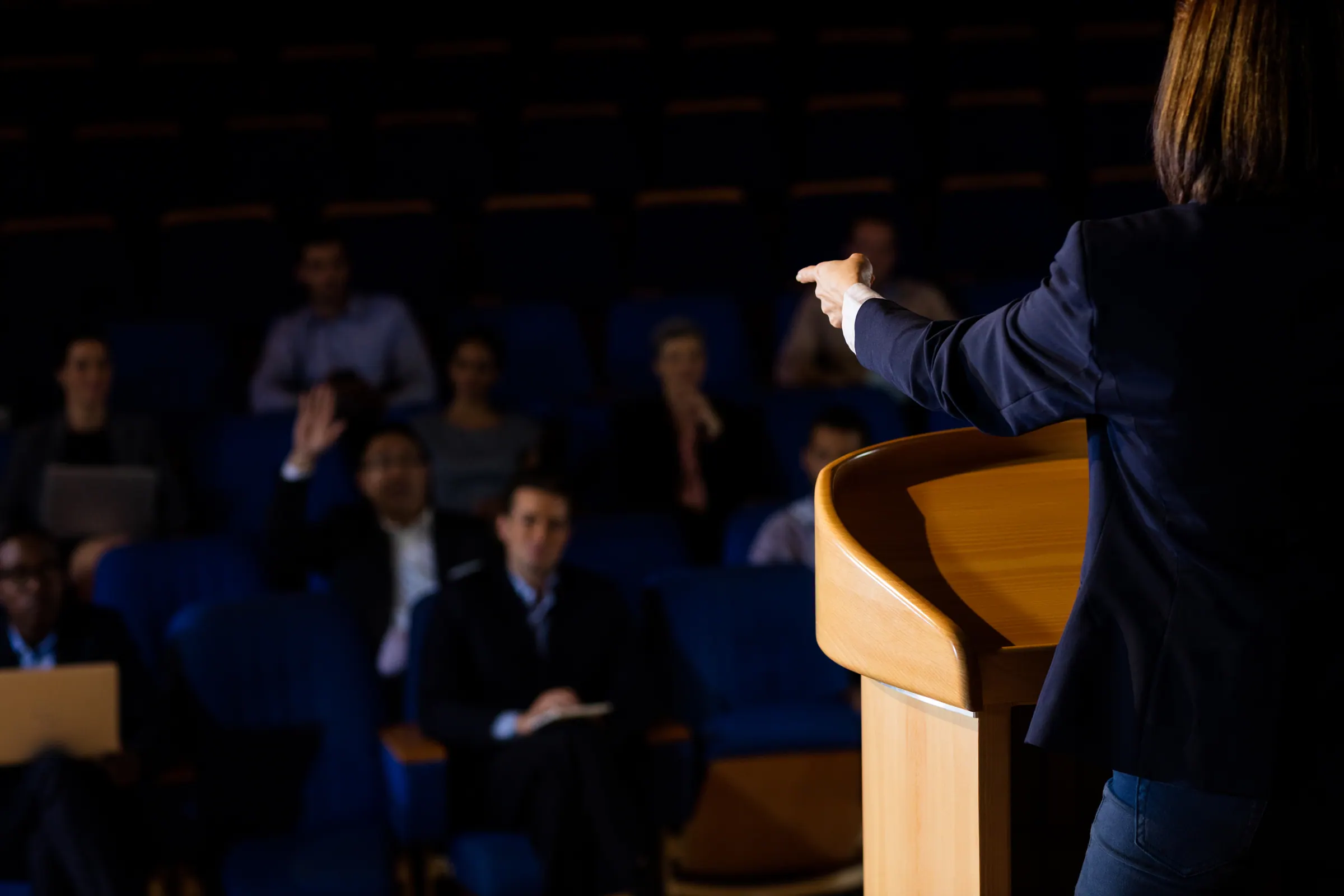 Profissional apresentando uma argumentação diante de uma plateia